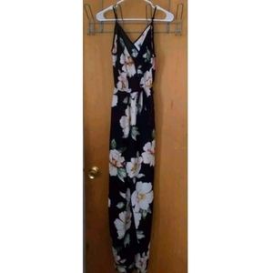 NWT Xhilaration xs BLACK CREAM  FLORAL SPAGHETTI S